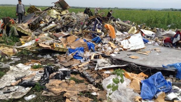 Trosky letadla Malajsijských aerolinií sestřeleného nad východní Ukrajinou