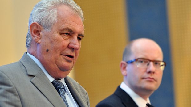 Prezident Miloš Zeman (vlevo) Bohuslav Sobotka (vpravo), Úřad vlády