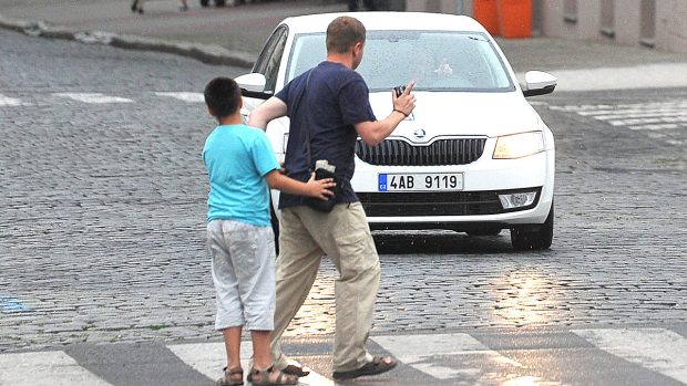 Přechod pro chodce, křižovatka, doprava, auto, zebra