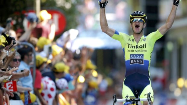 Australský cyklista Michael Rogers slaví v cíli 16. etapy své premiérové vítězství na Tour de France