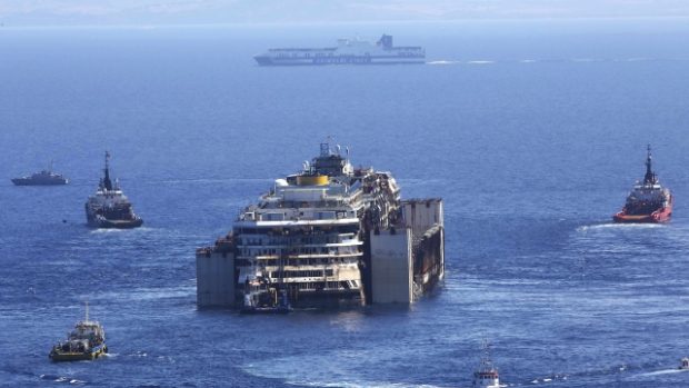Costa Concordia míří do Janova, kde bude sešrotována