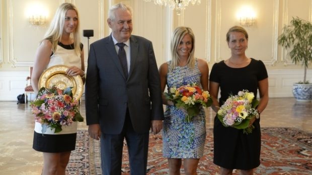 Petra Kvitová, Miloš Zeman, Klára Koukalová a Barbora Záhlavová-Strýcová při setkání na Pražském hradě