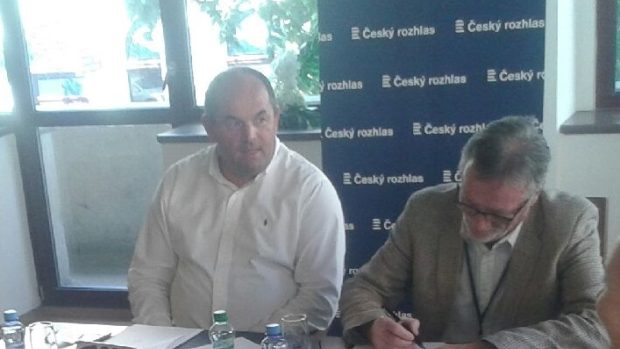 Miroslav Pelta (vlevo) a generální ředitel ČRo Peter Duhan při podpisu vzájemné spolupráce