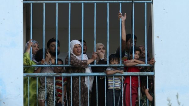 Vysídlení Palestinci se ukrývají v jedné z místních škol
