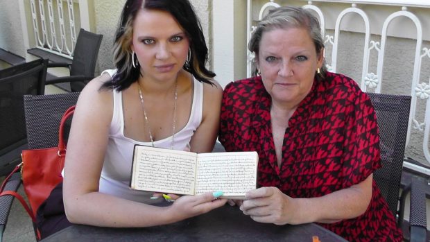 Ludmila (vpravo) a Linda Vítovy z Jablonce nad Nisou s deníkem svého dědečka a pradědečka z 1. světové války