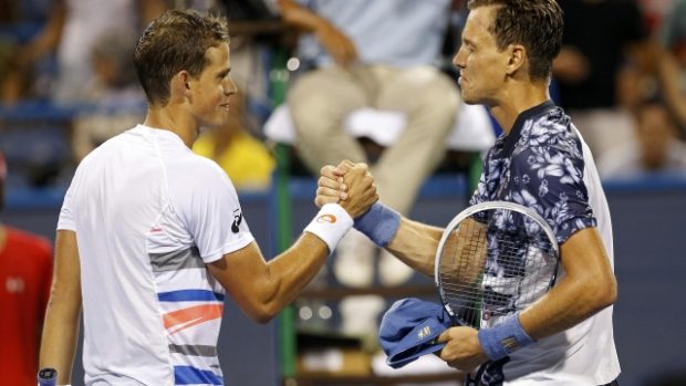 Tomáš Berdych (vpravo) vypadl na turnaji ve Washingtonu s Kanaďanem s českými kořeny Vaskem Pospisilrm