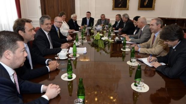 V Poslanecké sněmovně začalo 1. srpna jednání vlády s opozicí o služebním zákonu