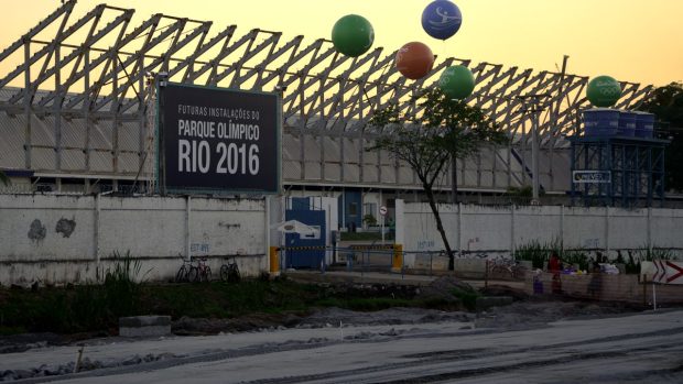 Zde bude v budoucnu Olympijský park RIO 2016, hlásá billboard před areálem bývalého autodromu Nelsona Piqueta, ze kterého ještě zbývá torzo tribun