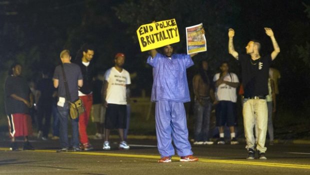 USA, St. Louis. Protesty, které vyvolalo zastřelení černošského mladíka policistou