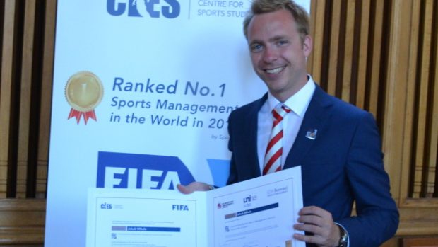Jakub Mihule s diplomem pro absolventa FIFA Master