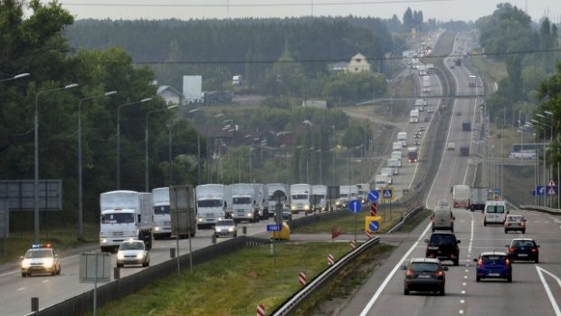 Konvoj ruských kamiónů KAMAZ s humanitární pomocí se blíží k ukrajinským hranicím