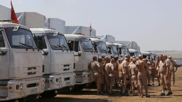 Ruský konvoj s údajnou humanitární pomocí nedaleko  hranice s Ukrajinou
