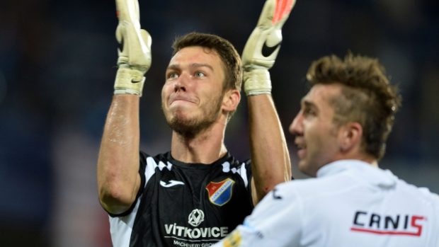 Brankář Jiří Pavlenka (vlevo) udržel na Spartě čisté konto