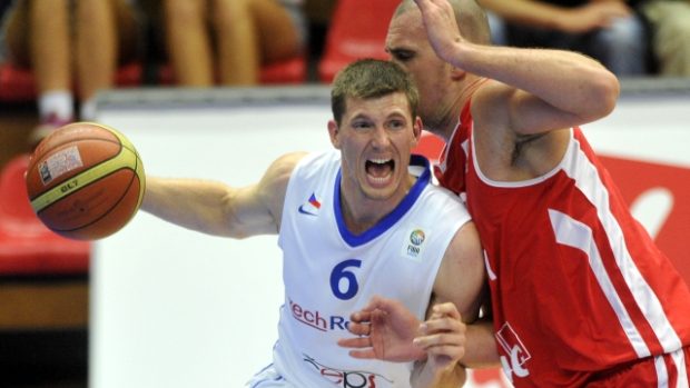 Pavel Pumprla (v bílém) se prodírá přes Ádáma Tótha z Maďarska