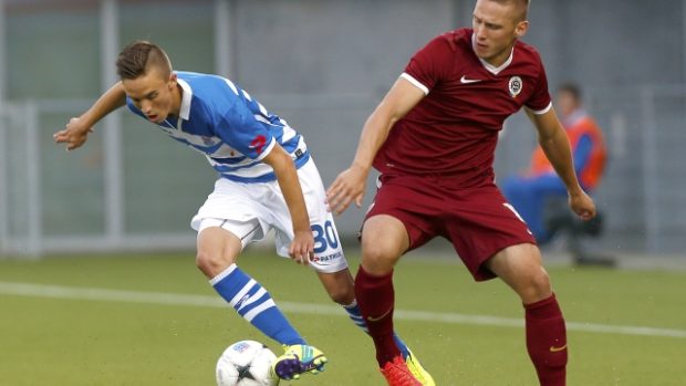 Úvodní zápas 4. předkola Evropské ligy PEC Zwolle - AC Sparta Praha 21. srpna ve Zwolle. Ryan Thomas ze Zwolle (vlevo) a Pavel Kadeřábek ze Sparty
