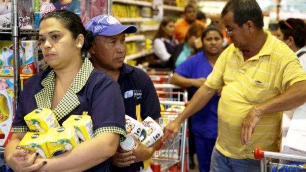 Venezuelané nakupují potraviny, poté, co prezident Nicolas Maduro oznámil vytvoření systému otisků prstů v obchodech