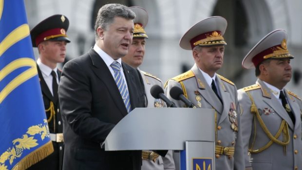 Ukrajinský prezident Petro Porošenko na přehlídce v Kyjevě