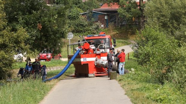 Liberec, Vesec. Hasiči odčerpávají vodu z Veseckého rybníka, nazývaného také Tajch (foto z 23. srpna 2014)