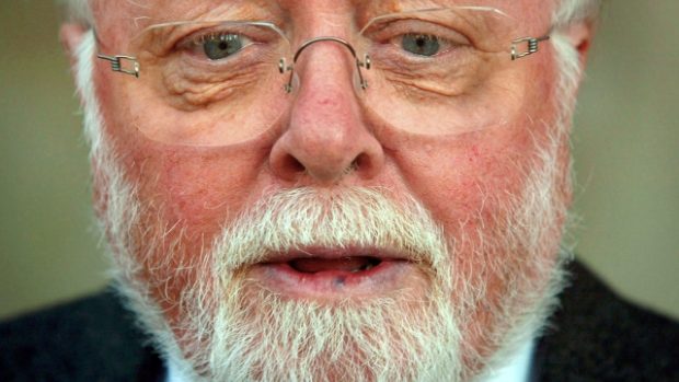 V 90 letech zemřel Richard Attenborough, režisér filmu Ghándí a herec z Jurského parku