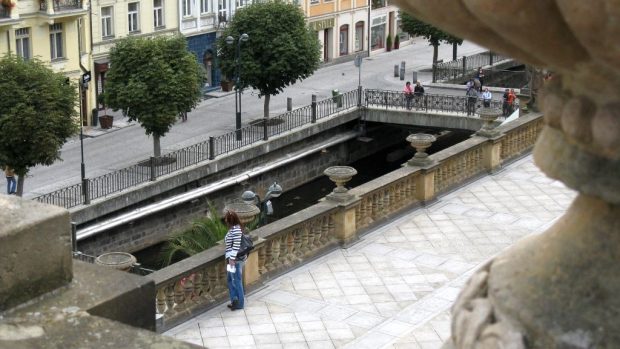 Turisté v Karlových Varech oceňují otevření historické kolonádní terasy, dočasně je k dispozici po téměř 20 letech