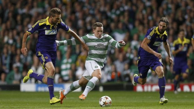Kris Commons ze Celtiku uniká obraně Mariboru