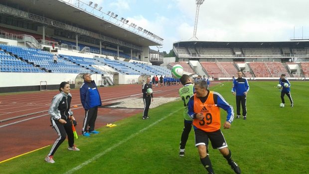 Zelení jsou obránci, oranžoví útočníci. A rozhodčí musí správně posoudit sporné situace