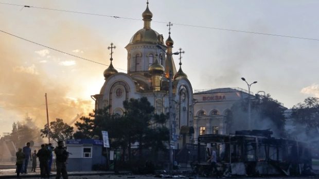 Hořící budova hlavního železničního nádraží v Doněcku