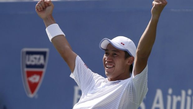 Japonec Kei Nišikori se raduje na US Open po semifinálové výhře nad Srbek Djokovićem