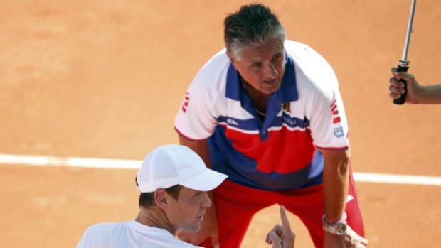 Tomáš Berdych s nehrajícím kapitánem Jaroslavem Navrátilem