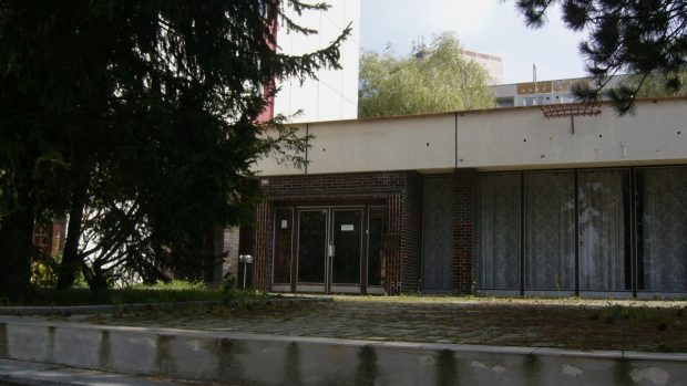 Vchod do bývalého hotelu Kahan