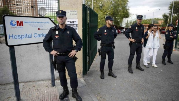 Španělsko, Madrid. Policisté před nemocnicí, kde leží zdravotní sestra nakažená ebolou