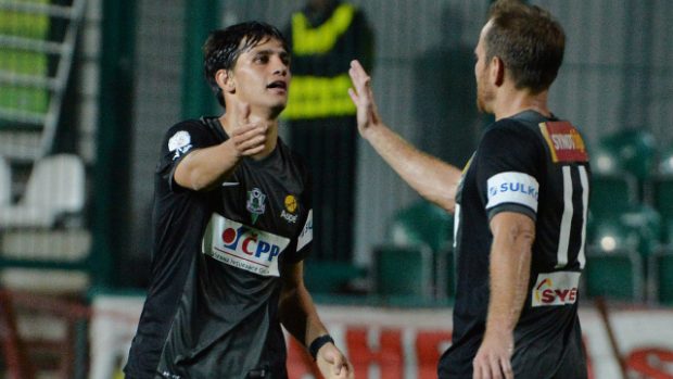 Ruslan Mingazov (vlevo) oslavuje s Tomášem Junem druhý gól Jablonce