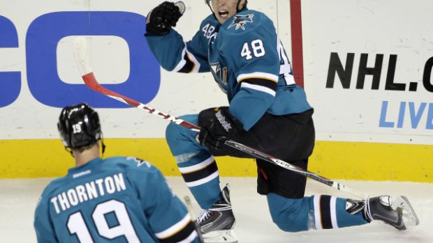 Tomáš Hertl se San José oba úvodní zápasy v novém ročníku NHL vyhrál