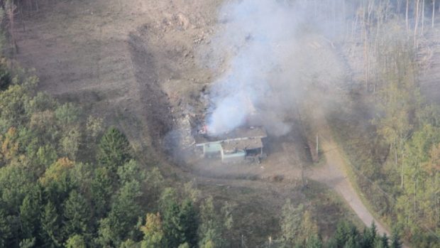 Z muničního skladu ve Vrběticích se v noci na 17. října ozvaly další dvě exploze. Výbuch areál předchozí den dopoledne zničil. Pohled na místo z policejního vrtulníku.