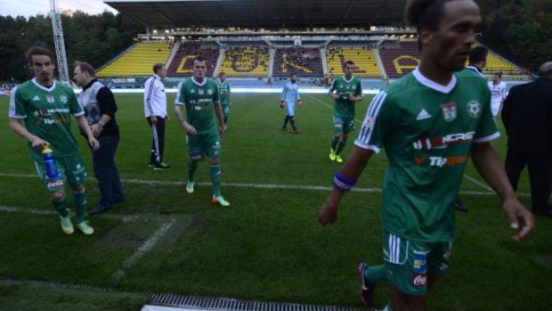 Fotbalisté Příbrami odcházejí do šaten kvůli výpadku elektřiny na stadionu