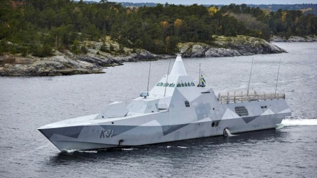 Švédská korveta HMS Visby hlídkuje u Stockholmského souostroví