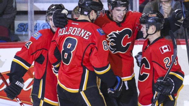 Jiří Hudler (vpravo) pomohl radosti Calgary dvěma gólovými přihrávkami