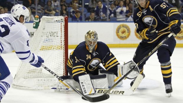 Brankář Michal Neuvirth pustil pouze jednu střelu Sharks a byl vyhlášen první hvězdou zápasu