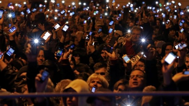 Lidé v neděli protestovali proti internetové dani. Na úterý svolali další demonstraci