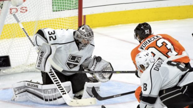 Brankář Los Angeles Jonathan Quick zastavuje svojí lapačkou akci Jakuba Voráčka