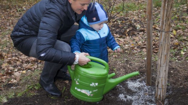 Barbora Špotáková se synem Jankem zasadili strom v pražské botanické zahradě
