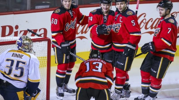 Jiří Hudler z Calgary se raduje z vyrovnávací gólu v utkání s Nashvillem