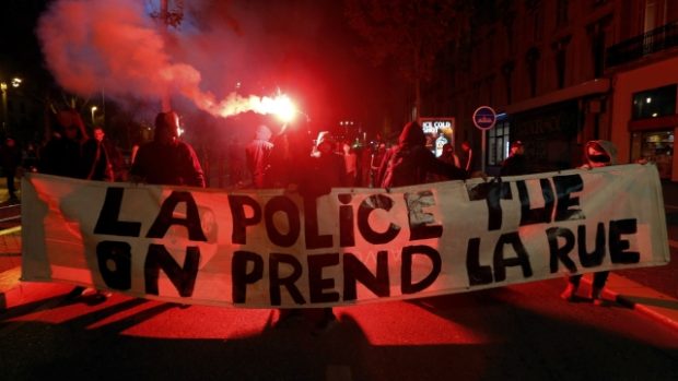 Demonstanti v Marsaille s bannerem „Policie zabíjí, my jdeme do ulic“