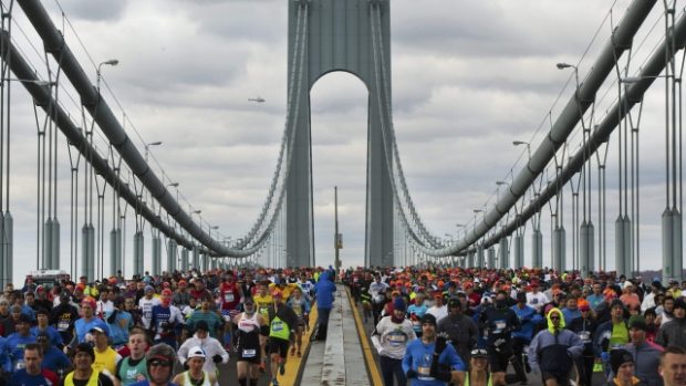 Newyorský maraton. Běžci krátce po startu na Verrazano-Narrows Bridge