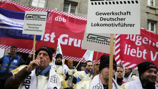 Protestující členové odboru strojvedoucích