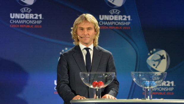 Pavel Nedvěd rozlosoval závěrečný turnaj mistrovství Evropy do 21 let