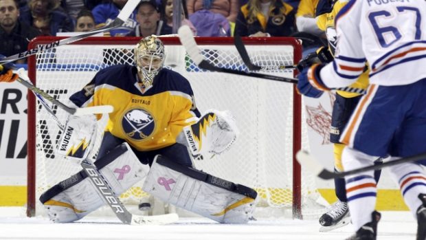 Brankář Buffala Sabres Michal Neuvirth v utkání s Edmontonem