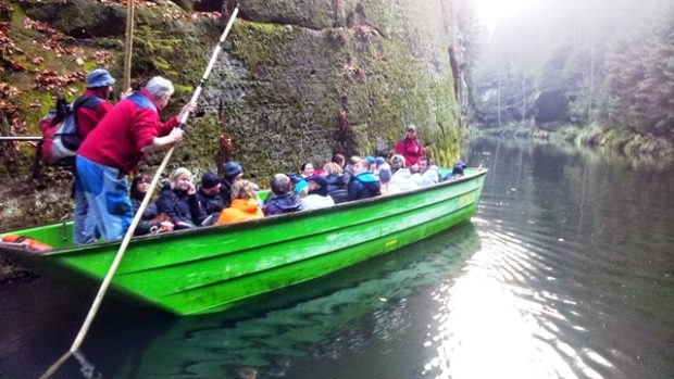Závody převozníků v soutěsce na řece Kamenici