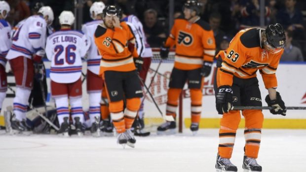 Jakub Voráček hledí zdrceně k ledu slavné Madison Square Garden. S Philadelphií na domácí tým nestačil