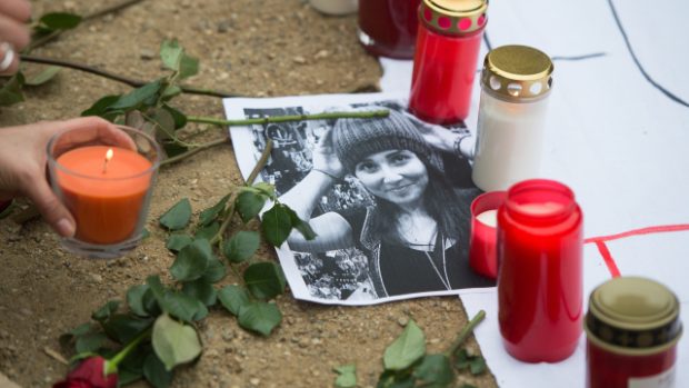 Němci si připomínají studentku Tugce, která zemřela, když se snažila pomoci dvěma dívkám